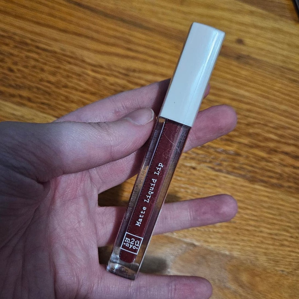 NEW! M2U NYC Matte Liquid Lip Lipstick Queens #2201